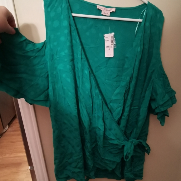 2/80$👙 NWT Cold Shoulder Wrap
Blouse 22 - Picture 5 of 12